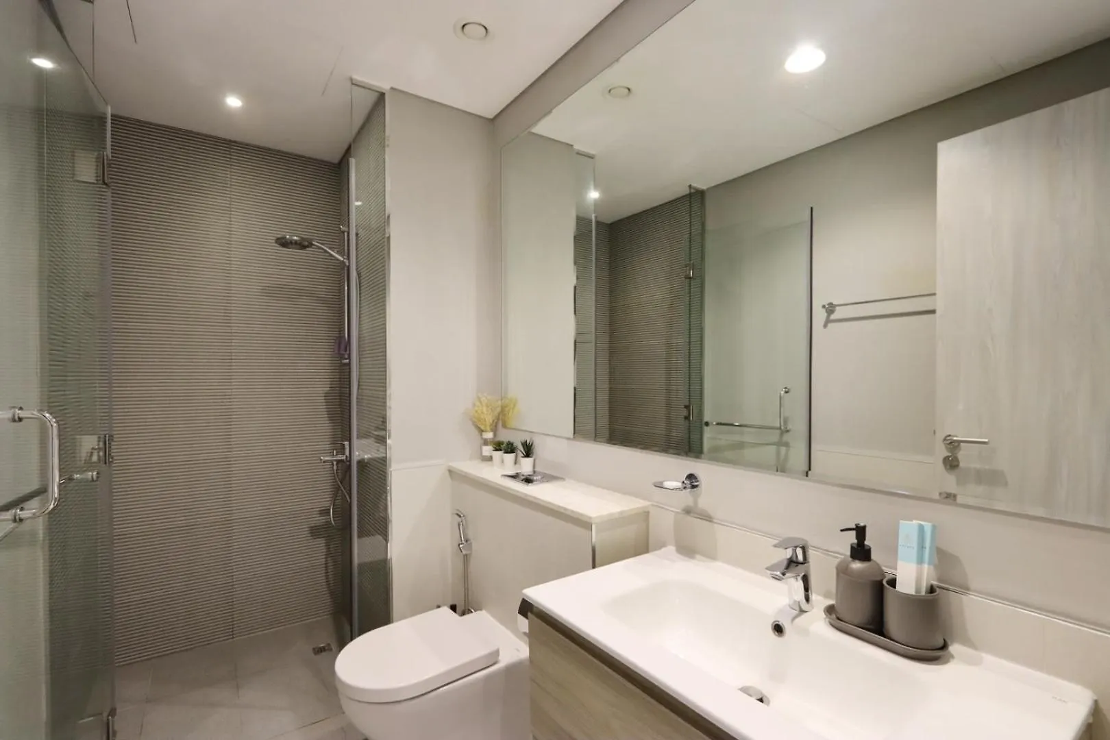 Livbnb-1B Urban Serenity With Private Balcony Dubai Daire