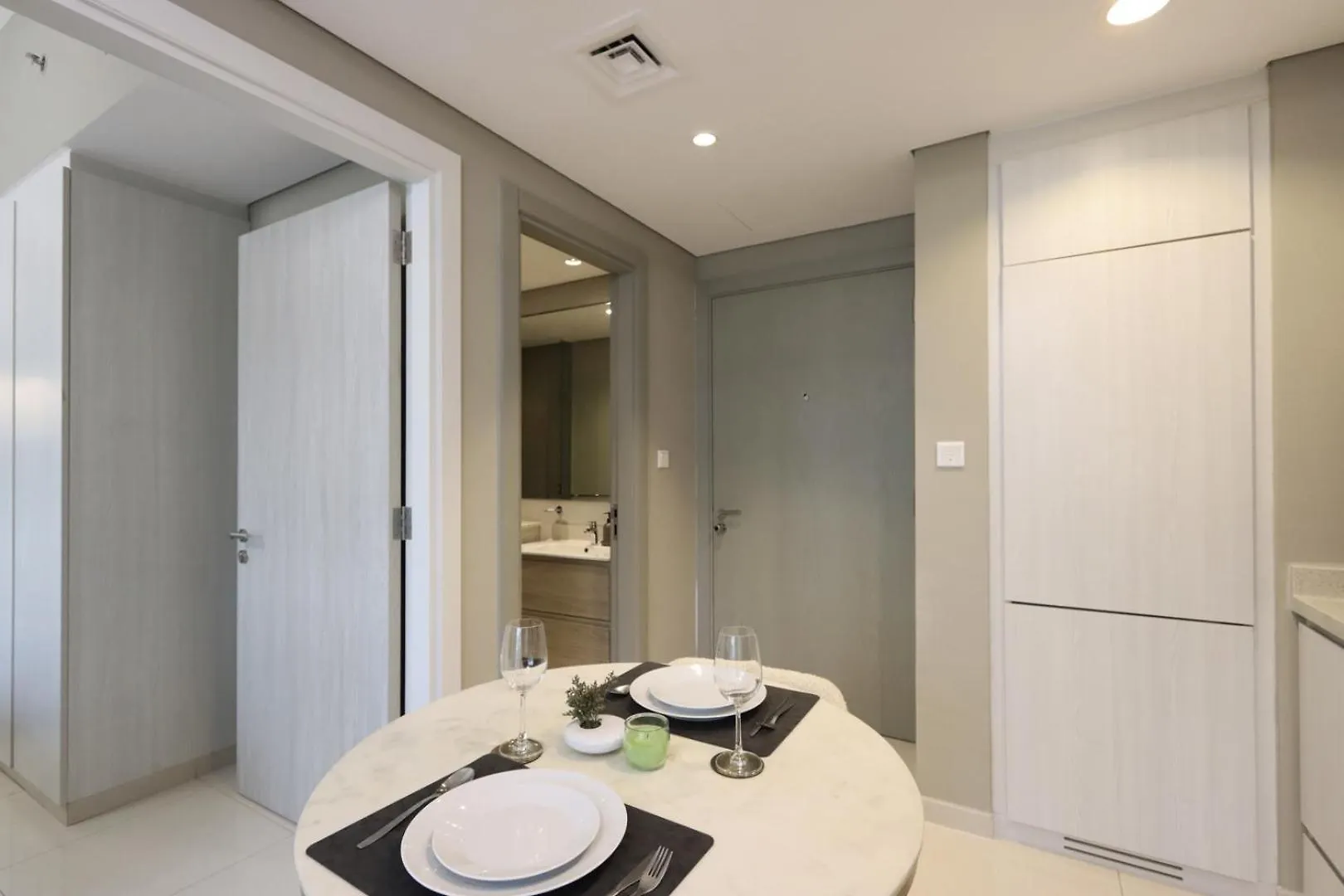 Livbnb-1B Urban Serenity With Private Balcony Dubai Apartment